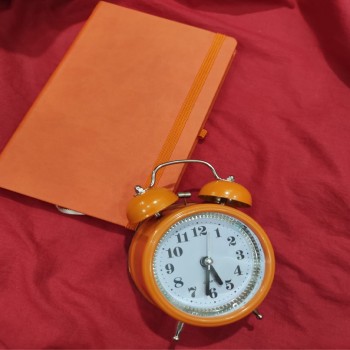 Turuncu Deri Defter Ve Masa Saati