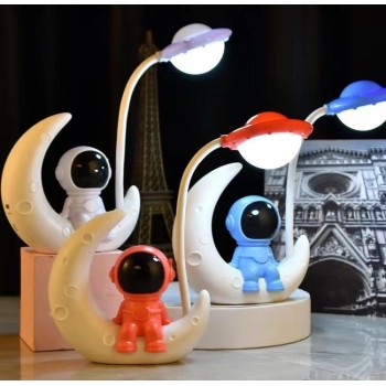 Ay Üstünde Oturan Astronot Şarjlı Gece Lambası