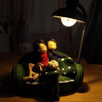Koltukta Oturan Mutlu Sevgililer Işıklı Biblo
