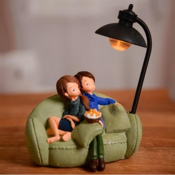 Koltukta Oturan Mutlu Sevgililer Işıklı Biblo