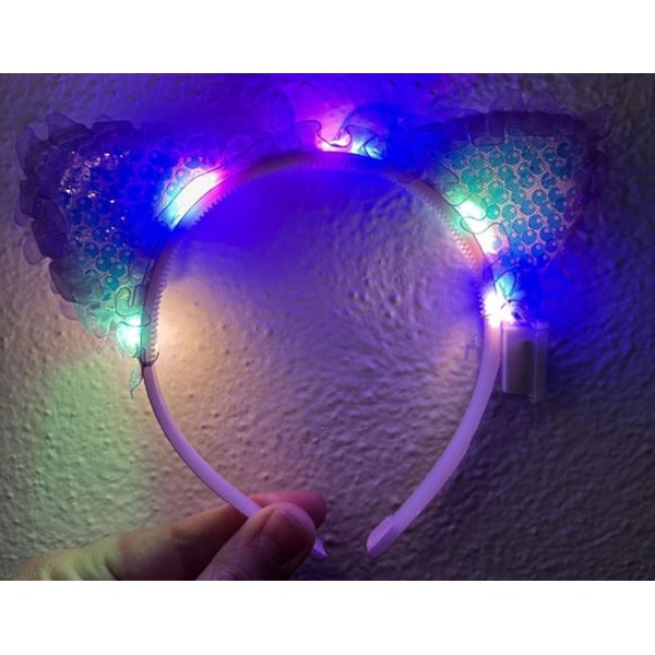Kenarları Dantelli Mor Pullu Payetli Led Işıklı Kedi Kulak Taç 17X19 Cm
